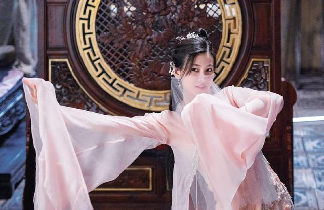 出道就演女主，搭档王一博惹人艳羡，22岁的她有什么来头？