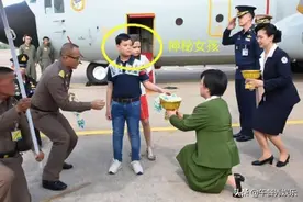 有其父必有其子，提帮功虽然学习有障碍，可谈女友一点障碍也没有图片
