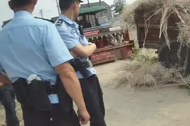 拖拉机挡道，扬州一轿车司机亲自动手挪车！图片
