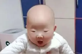 “眯眯眼”宝宝走红，睁眼时像是闭眼，网友：这能和绿豆媲美了图片