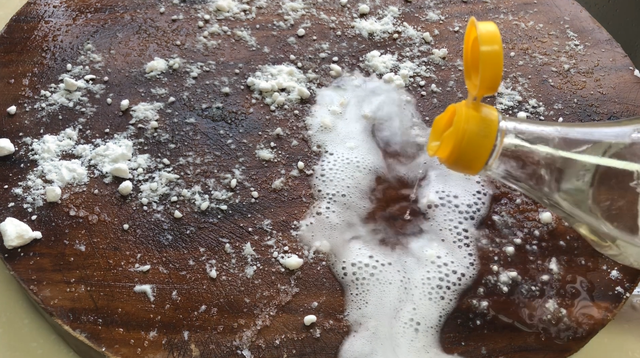 菜板上撒一把，不管多脏多黑的菜板一擦就掉，轻松洗净无细菌