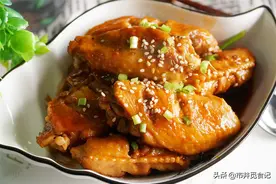 做鸡翅膀，先焯水还是先油煎？其实都不对，用这办法滑嫩又入味图片