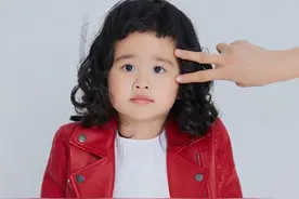 还记得包贝尔的女儿饺子吗？她长大变美了图片