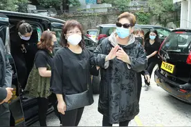 丈夫病逝火化，66岁肥妈情绪激动步履蹒跚，由亲友搀扶前行图片