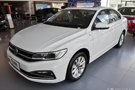 5.3L油耗带增压自动挡，好停车空间大的合资热销车，实拍宝来图片