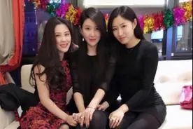 “三美女合影”身材颜值不分上下，居然是母女组合，网友们酸了图片