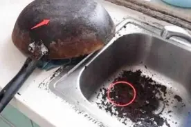 铁锅用久了，发黑还粘锅？教你养锅技巧，旧锅也油光发亮，不粘锅图片