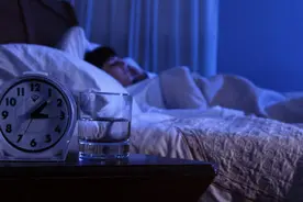 糖尿病人晚上喝水，对血糖不利？医生：白开水可以，有3种水少喝图片