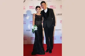 李小萌顶着一张“童颜”，穿透视黑裙看着却挺成熟的，优雅又大方图片