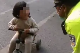 暖心！小童车独自横穿大马路 交警蜀黍警车送她回家图片
