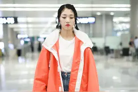 yamy穿oversize橙色外套搭长裤秒变橘子，扎小辫可可爱爱图片