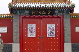 “是尊是贵看大门，是贫是富看新坟”，讲的有没有道理呢？图片