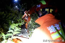 男子上山砍柴不慎摔落山下  消防员徒步救援图片