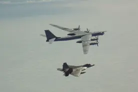 以牙还牙！俄军4架战略轰炸机逼近美国领空，只差8海里就过界图片
