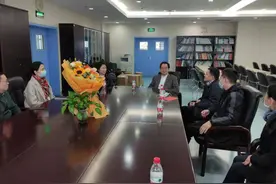 江岸区副区长蒋志耕走访慰问中国科学院院士陈孝平图片