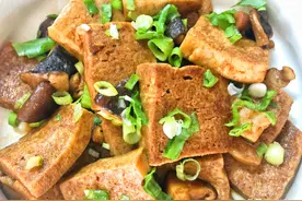 冻豆腐这么做比肉菜还下饭，鲜香入味，柔软多汁，拌饭能吃两碗图片