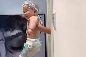 妈妈自制道具，将儿子打扮成美人鱼，网友：人工饲养的图片