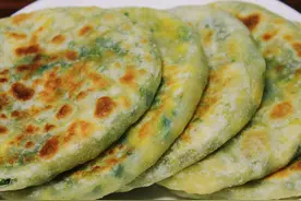 这才是韭菜馅饼的正确做法，皮薄如纸，鲜香浓郁，一次8个不够吃图片