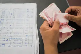 二婚五年，老公工资1万多元，给生活费1000元，我从不吱声图片