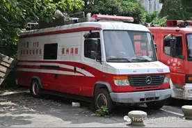 经典的方盒子——奔驰威雷815D，国内应用最广的指挥车型之一图片