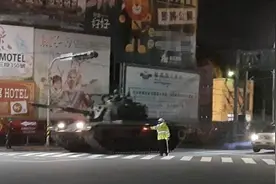 台军战车车队凌晨再驶上台中街头 岛内民众吓一跳：准备打仗？图片