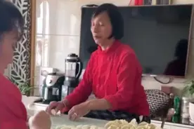 河南一闺女怀孕想吃娘家饺子，妈妈和大姨驱车200公里来包饺子图片