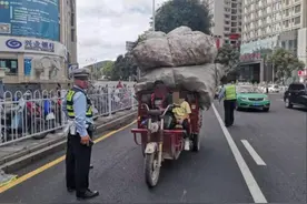 三轮车钥匙没拔  14岁少年骑车带妹妹兜风图片