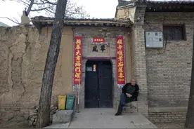 山西农村8旬老两口独居百年老宅，说起老照片，又满意又遗憾图片