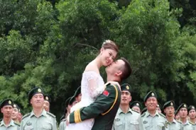 男兵的妻子叫军嫂，那女军人的丈夫叫啥？以后不要叫错了图片