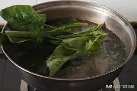 黑色衣服穿久了，发白又显旧？教你一个“土方法”，衣服亮丽如新图片