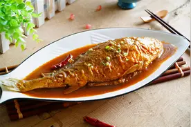 做炖鱼，先下锅煎就错了，难怪破皮腥气又难吃，正确做法在这里图片