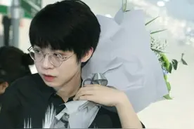看看嗨氏现在开的车，再看张大仙的车，只想对后者说一句“活该”图片