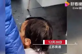 2岁女娃不肯陪宝爸进厕所，气得直吐槽：“上厕所不会自己去？”图片