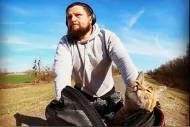 男子骑单车环游世界，半路被一只流浪猫碰瓷，奇妙的旅行开始了图片