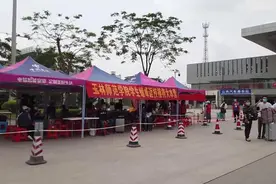 玉林市师院大四学生错峰返校图片