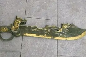 男子自家菜地里挖出屠龙刀，专家鉴定后说没价值，网友：留点心眼图片