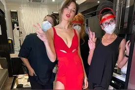 盖尔加朵穿红色深V开衩裙，眼神迷离风情万种，女神大长腿抢镜图片