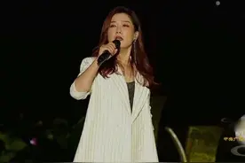 凤凰传奇亮相中秋晚会，曾毅被热议，连小孩子都能叫出他们的名字图片