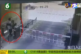 道闸经常坏？这次真没坏！撞坏了门骑车的大姐不愿赔偿图片