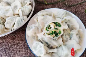 薄皮大馅的三鲜馅饺子，咬一口就能吃到虾仁，口感鲜香好解馋图片