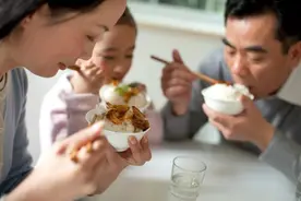 春节在家，吃完饭后要坐着，躺着，还是运动好？专家给出明确答案图片