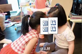 张子萱和陈赫带女儿外出就餐，街边蹦跶秀幸福，姐妹俩亲吻超有爱图片
