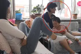 机灵宝宝在姥姥怀里欺负小姨，认为躲这里会很安全，结果却失策了图片