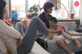 机灵宝宝在姥姥怀里欺负小姨，认为躲这里会很安全，结果却失策了图片