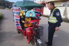 心真大！12岁小学生开电动三轮车带小弟兜风，交警都惊呆了……丨守法规知礼让图片