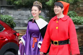 郎朗豪宅尽显稳重，客厅就有三层楼高，家中随处可见名贵钢琴图片