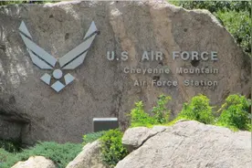 建造军事防御工事，天然岩石对比混凝土，哪一个更硬？图片