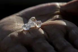 神秘钻石突现南非，人们争先恐后挖钻石，专家呼吁人们保持冷静图片