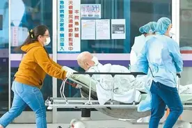 形势危急，龙应台终于憋不住了，罕见发声批驳台当局图片