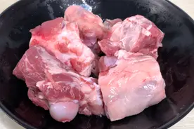 春天多吃这肉，比猪肉便宜，比排骨香，营养不发胖，炖一锅太馋人图片